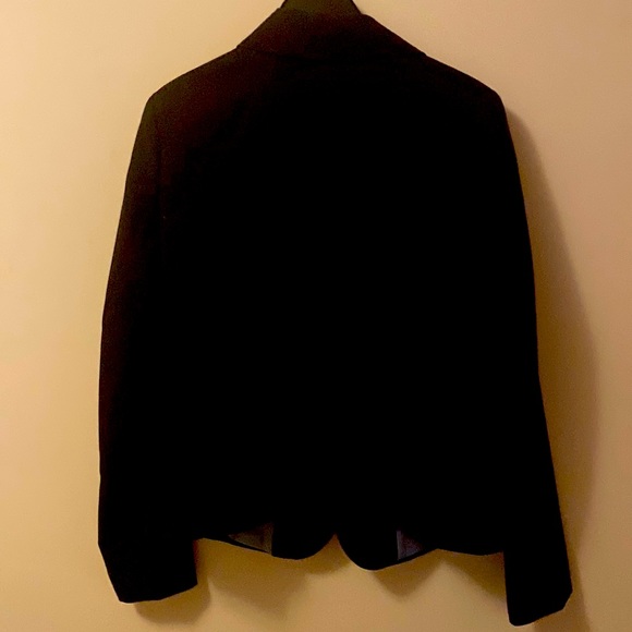 Black Suzy Shier Blazer with 2 buttons and Zipper pockets - Picture 3 of 4